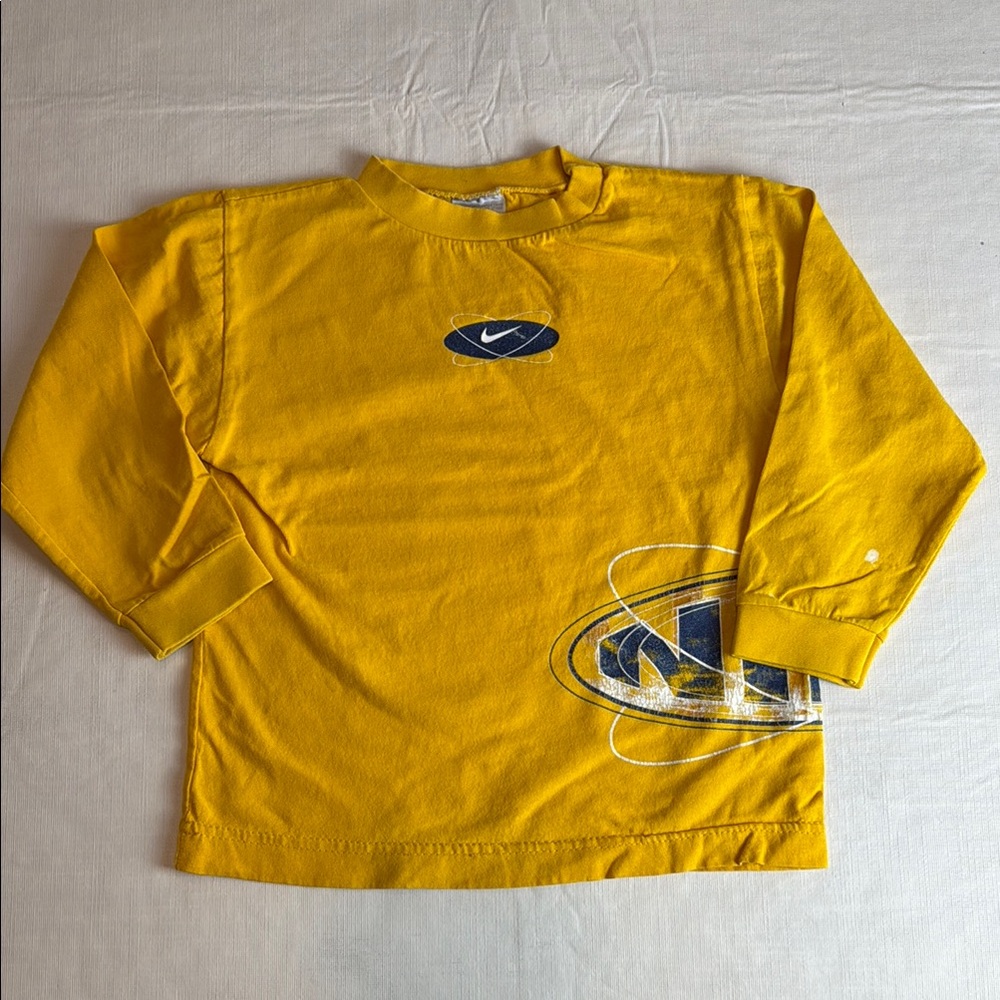 NIKE Graphic Boy’s Yellow Crewneck Long Sleeve Shirt Size 3-4